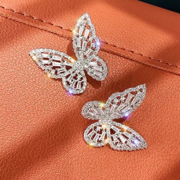 NEW Shiny Butterfly Silver Stud Earrings - Picture 5 of 8